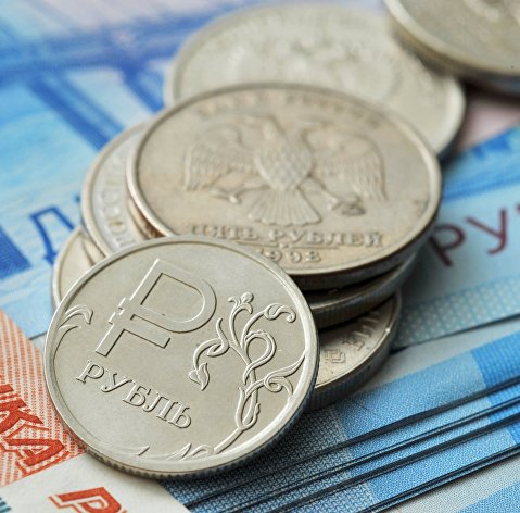 Рубль в начале дня коррекционно снижается к доллару и евро