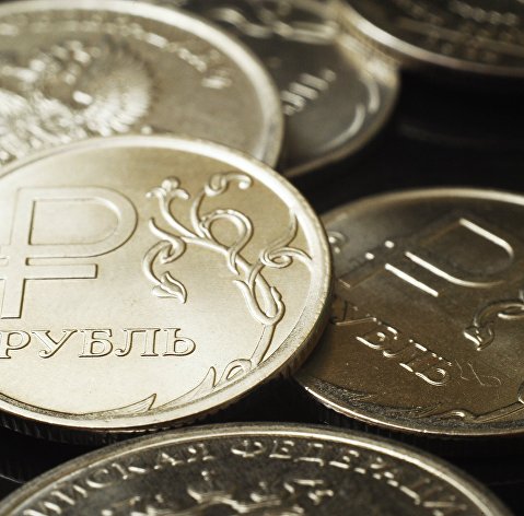 Рубль слегка снижается к доллару, отыгрывая динамику форекса
