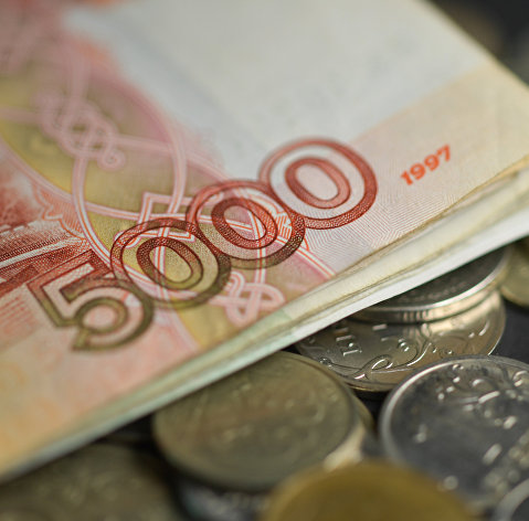 Рубль компенсировал часть снижения к доллару и начал расти против евро