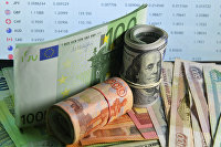 Рубль компенсировал часть снижения к доллару и начал расти против евро