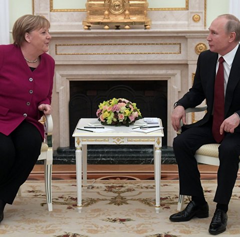 Путин и Меркель обсудили перспективы совместного производства вакцины