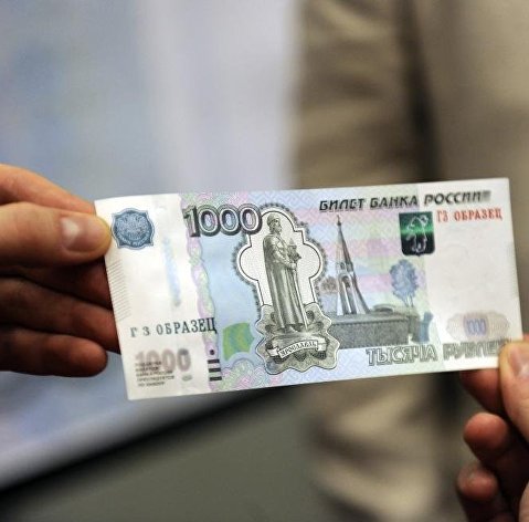 Рубль вечером слегка теряет к доллару и растет к евро