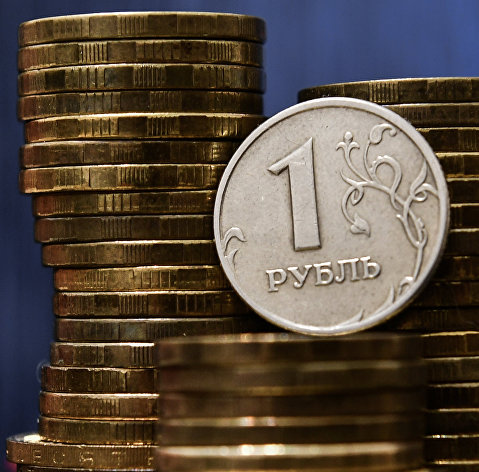 Рубль вечером немного снижается к доллару и евро