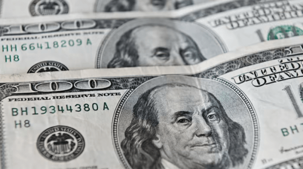 Сильный доллар сокращает зарубежные доходы компаний