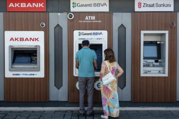 Банки Турции начали закрывать счета российским клиентам: комментарии Пескова